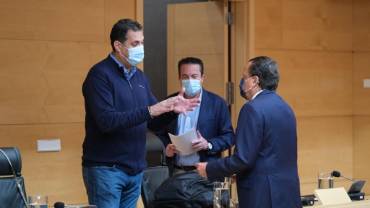 El presidente departe con otro procurador